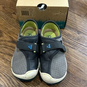 Plae Cam. Excellent traction. My son used these for golf. Cat friendly home.